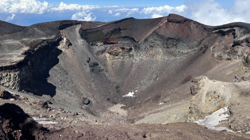 富士山の山頂から眺める火口