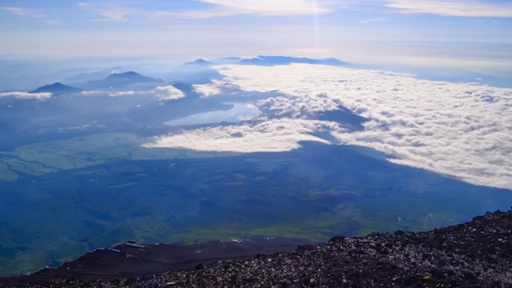 富士山の山頂から眺める山中湖と雲海