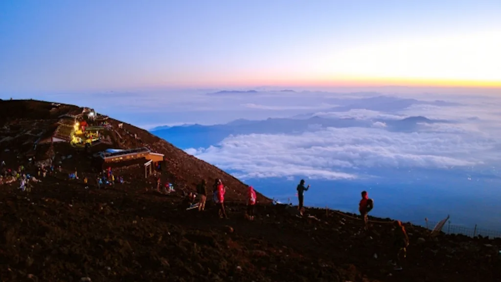富士山の山頂でのご来光(日の出)