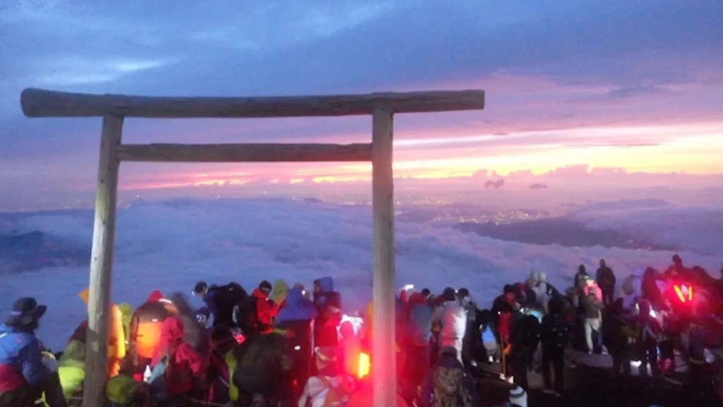 富士山の山頂にある鳥居付近で迎えるご来光(日の出)