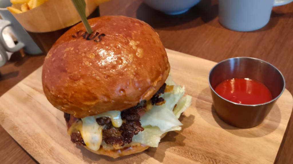 ダブルツリーbyヒルトン東京有明のSAUS ダブルスマッシュ チーズバーガー