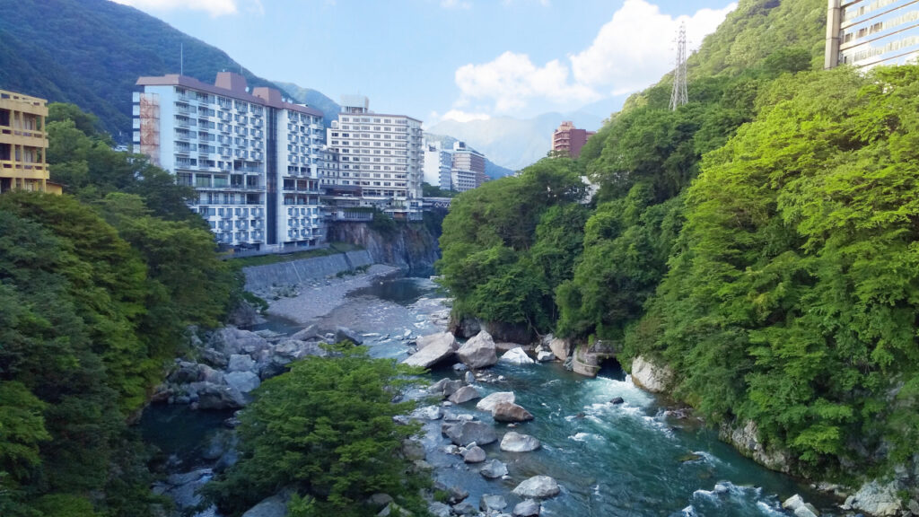 鬼怒川から見た鬼怒川温泉街の宿
