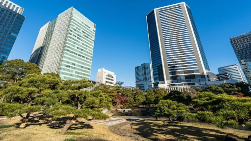 浜離宮恩賜庭園と高層ビル