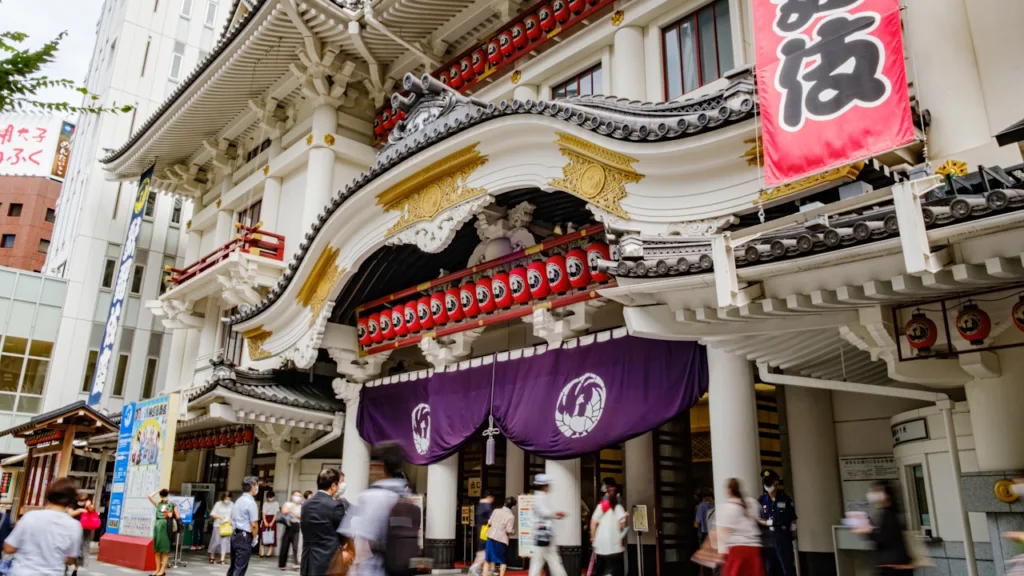 多くの人々が集まる歌舞伎座の正面