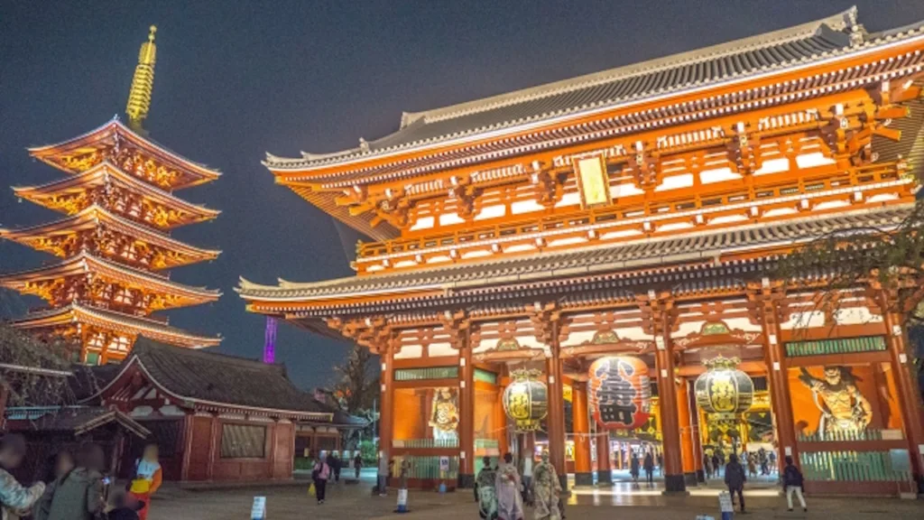 夜の浅草寺の宝蔵門と五重塔