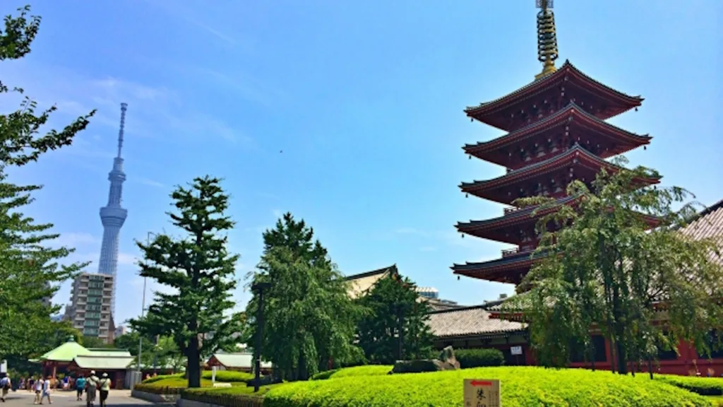浅草寺の五重塔と東京スカイツリー