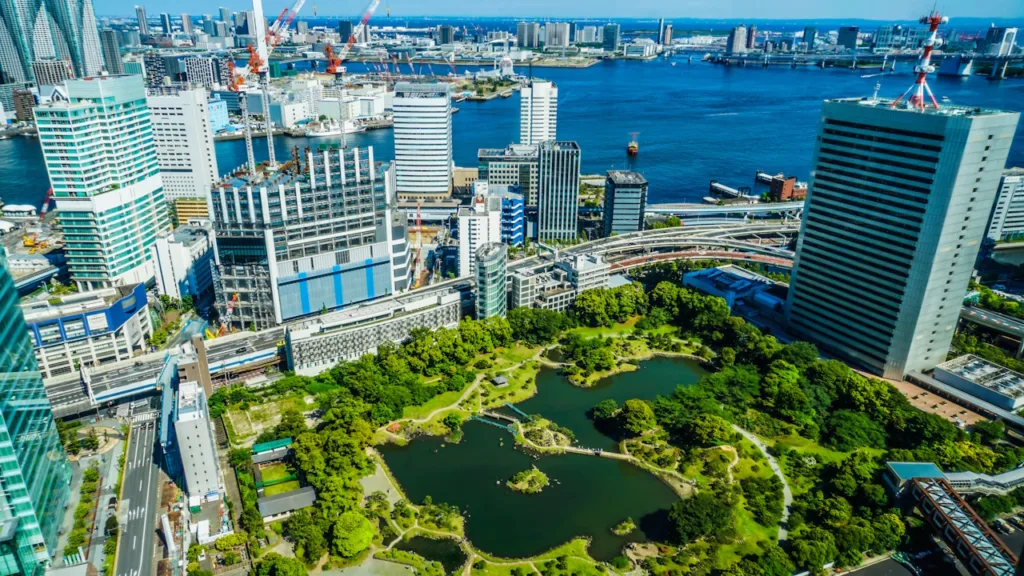 上空から見た旧芝離宮恩賜庭園と東京湾