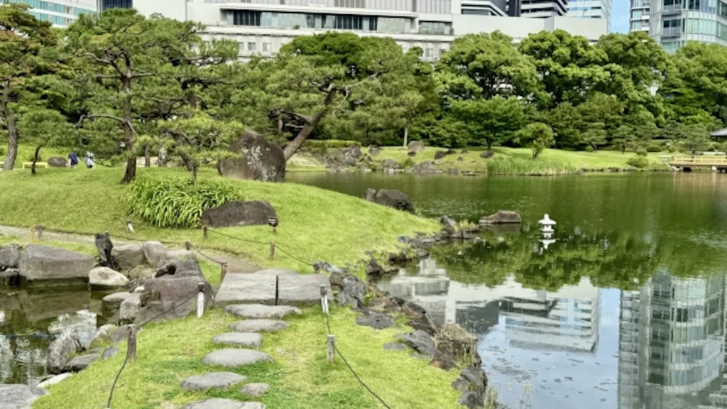 池と緑の旧芝離宮恩賜庭園