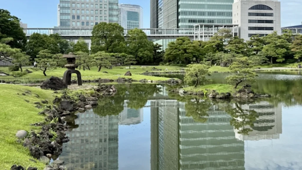 旧芝離宮恩賜庭園の雪見灯篭