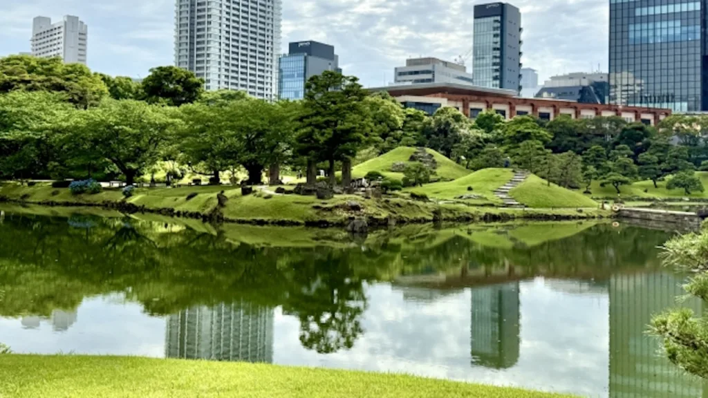 池が中心となっている旧芝離宮恩賜庭園