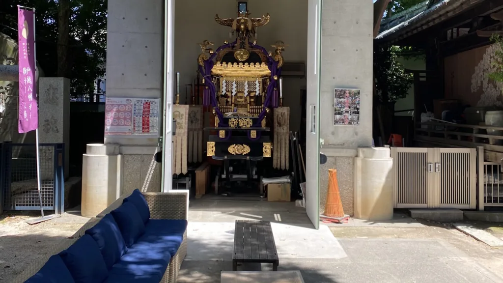 戸越八幡神社の神輿とソファ