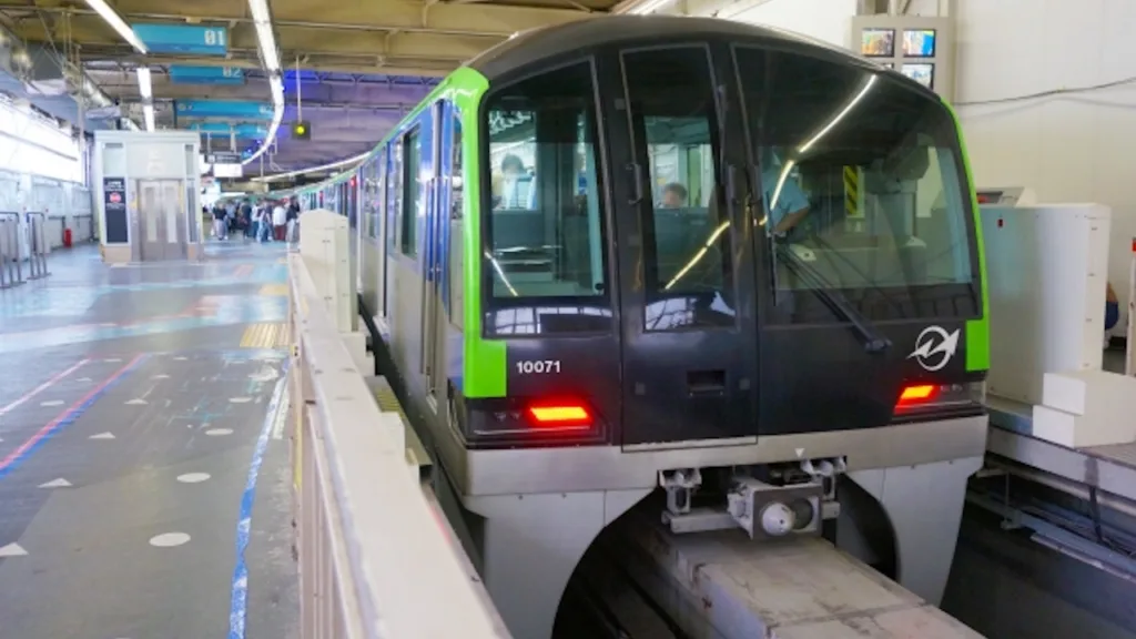 浜松町に停車している東京モノレール