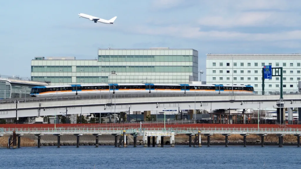 羽田空港付近を走行する東京モノレール