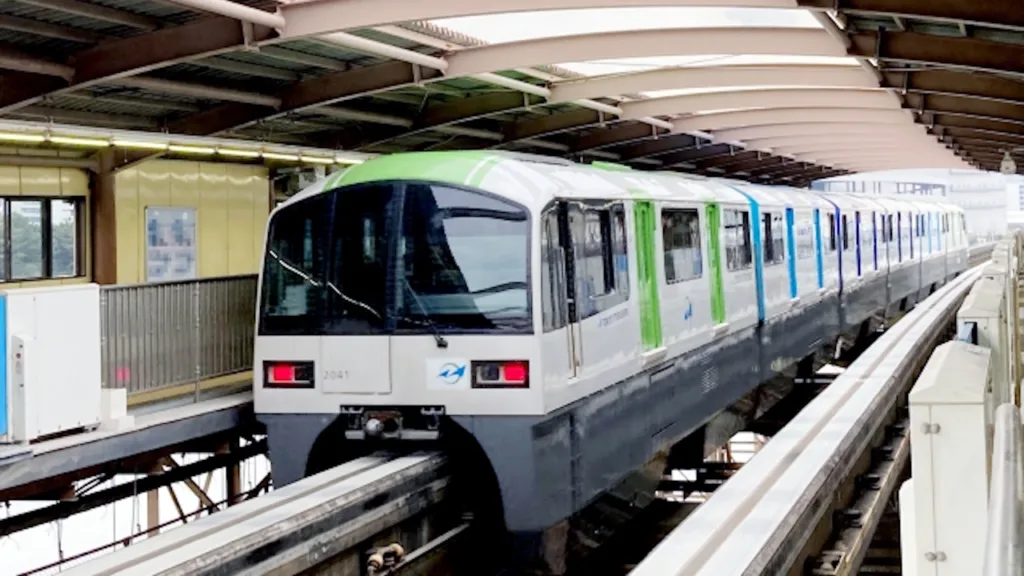 途中駅に停車している東京モノレール
