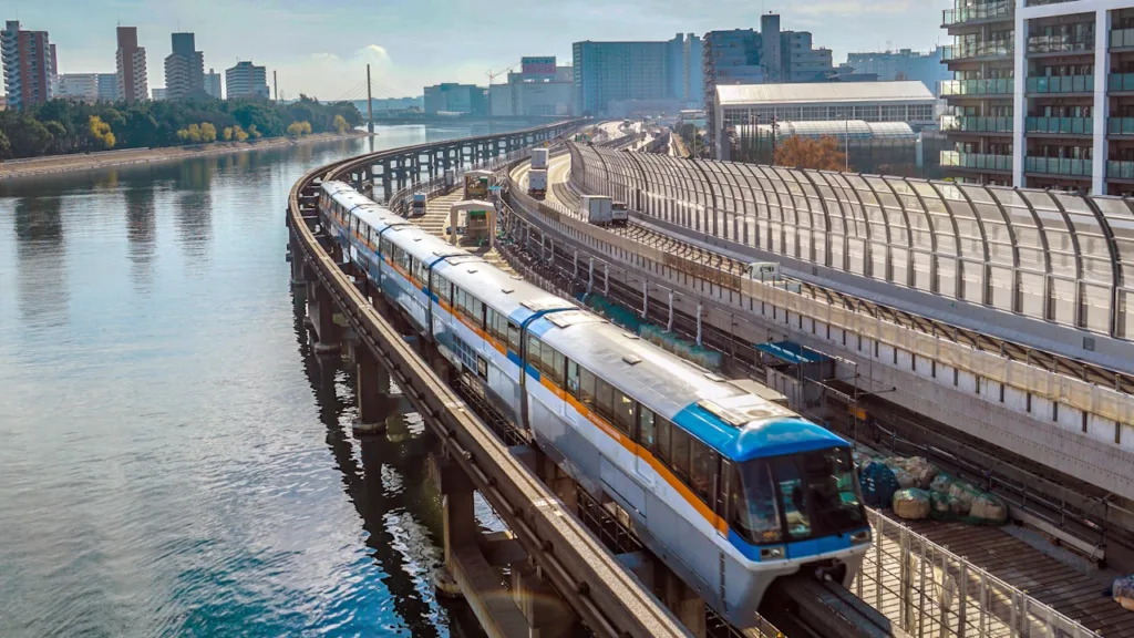 首都高沿いのベイエリアを走る東京モノレール