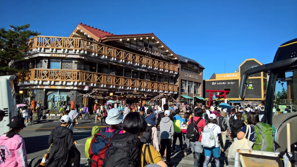 登山客で混雑した富士スバルライン5合目