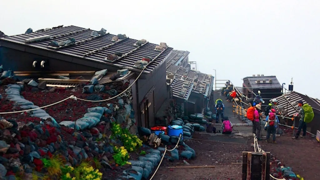 富士山の8合目にある山小屋