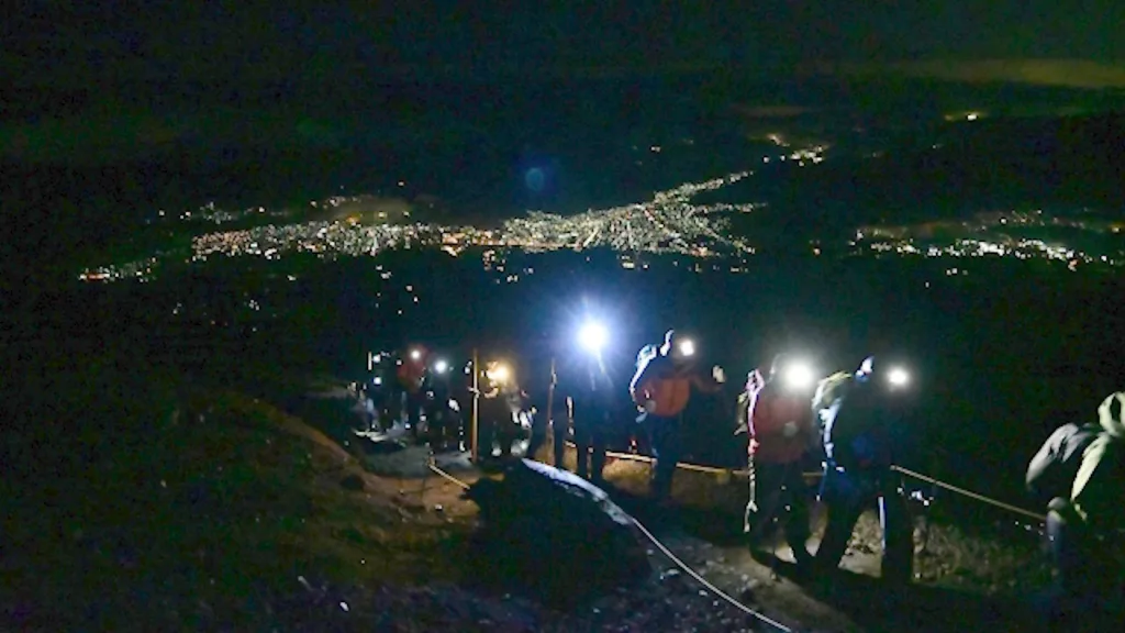 ご来光に合わせ山頂に押し寄せる登山客の渋滞