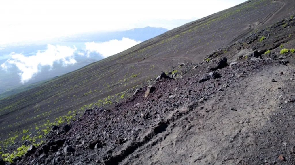火山灰で砂地の様な富士山の須走ルート