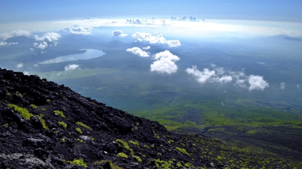富士山の須走ルートから眺める雲と下界