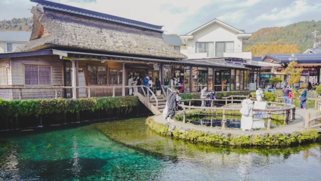 忍野八海の中池とお土産店の建物