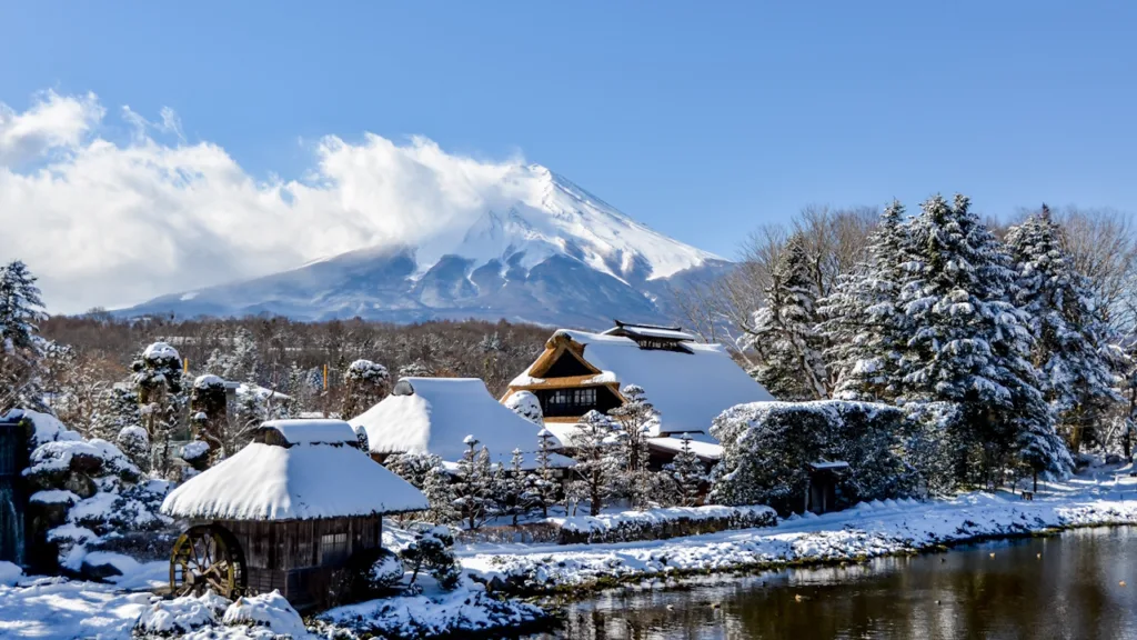 雪が積もった忍野八海と富士山